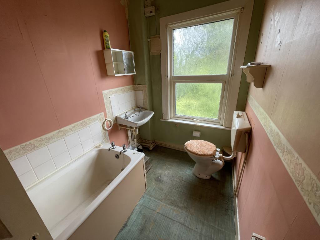 Lot: 5 - TWO-BEDROOM TERRACE HOUSE FOR IMPROVEMENT - bathroom